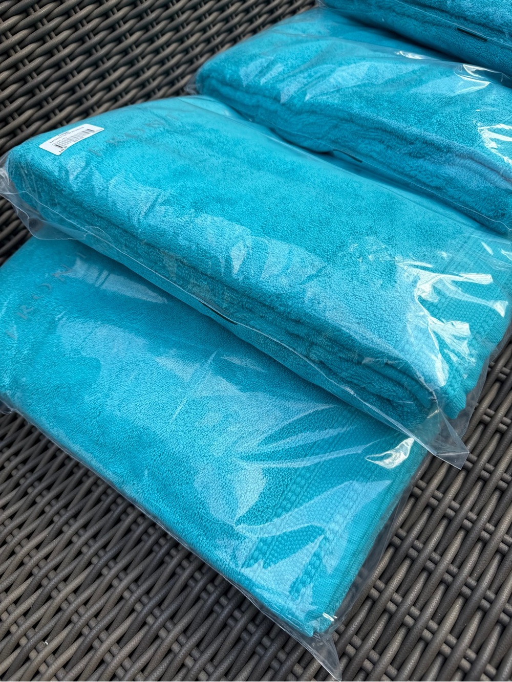 Frontgate Resort Solid PoolTowels - Set of 4 - NWT